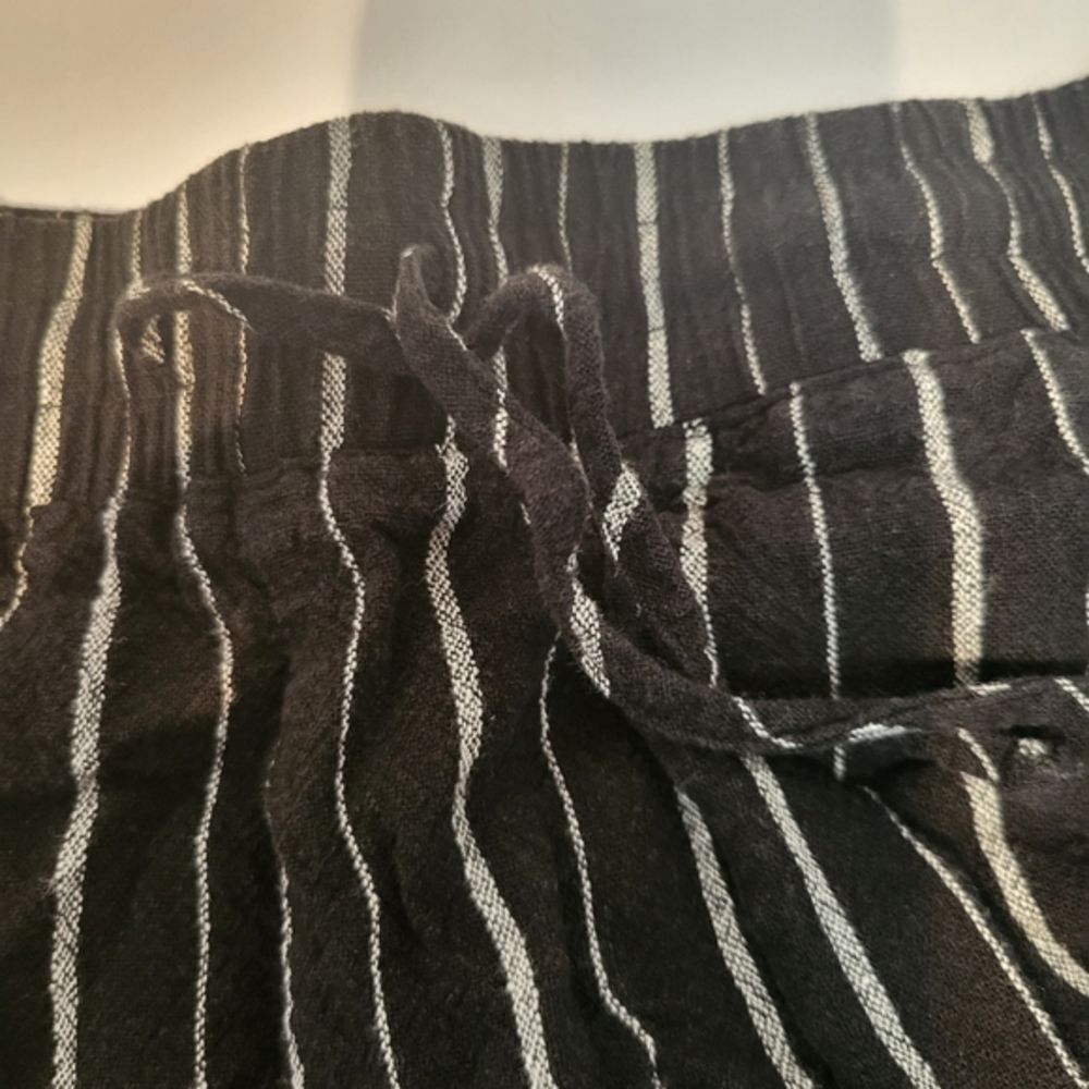 Forever 21 Women's‎ Black Stripe Casual Shorts - Picture 3 of 6